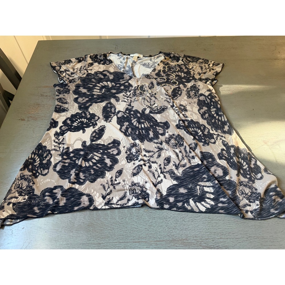 Dressbarn Gray Black Floral Rhinestone Sharkbite Hem Tunic Top Plus 1X